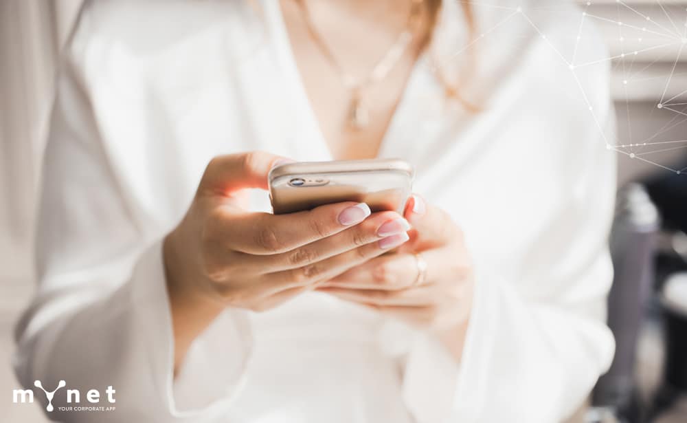 app aziendale per dipendenti: lavoratrice che usa l'app MyNet