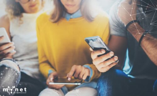 lavoratori che usano app gestione ferie e permessi