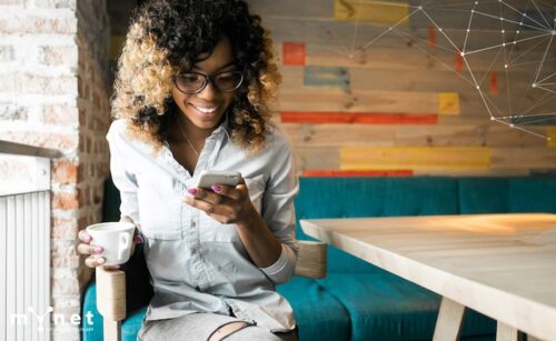 una dipendente intenta a compilare moduli con l'app aziendale MyNet