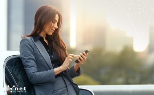 gestire le anomalie di tibmratura del cartellino con l'App aziendale MyNet: lavoratrice che usa il cellulare