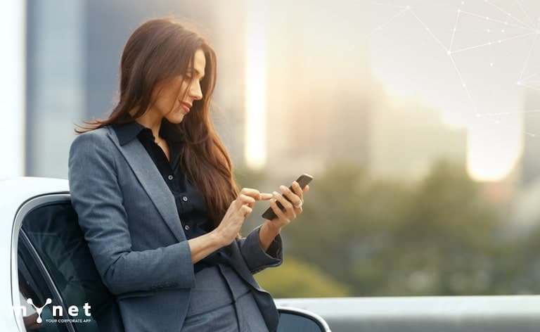 gestire le anomalie di tibmratura del cartellino con l'App aziendale MyNet: lavoratrice che usa il cellulare