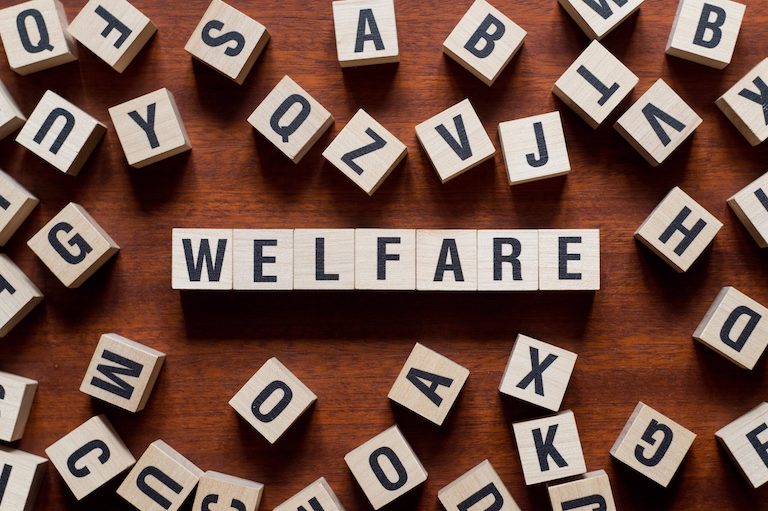 scritta: welfare aziendale realizzata con lettere in legno