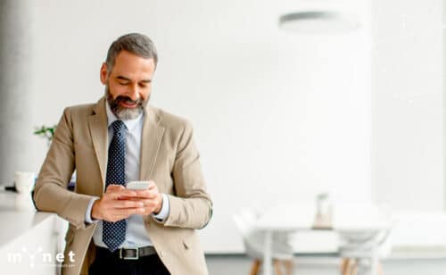 un commerciale che usa il software per reti commerciali MyNet in versione App mobile