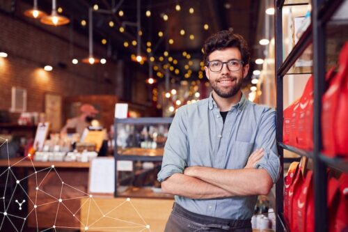 il software risorse umane per il franchising: franchisee davanti alla porta del proprio negozio