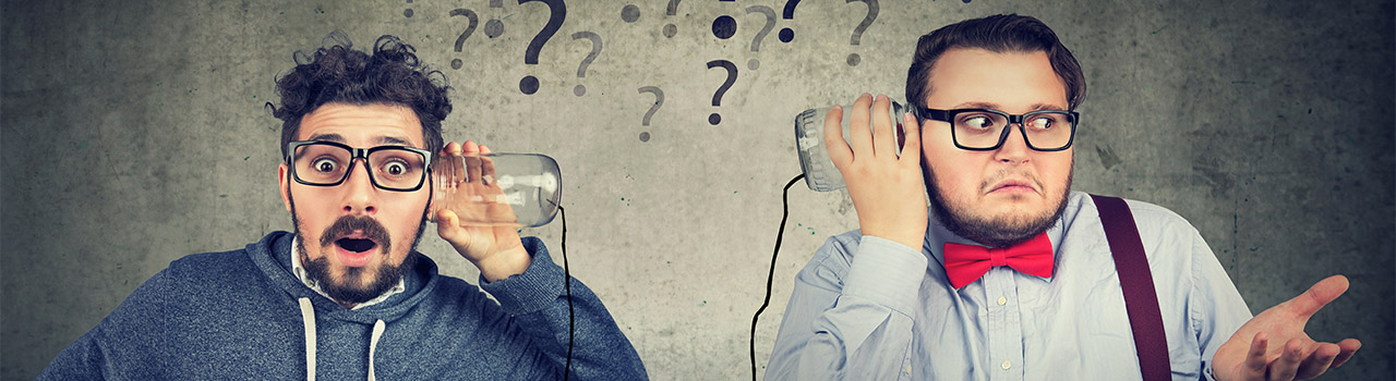 comunicazione interna ed esterna aziendale: immagine di due uomini che comunicano con il telefono senza fili