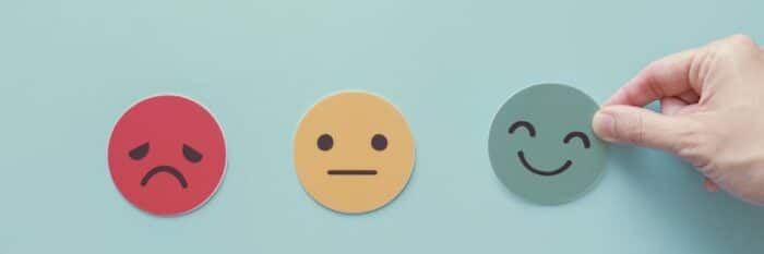 esperienza dei dipendenti indicata con faccine felice, triste e neutra