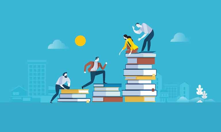 formazione del personale in azienda: persone che scalano una pila di libri