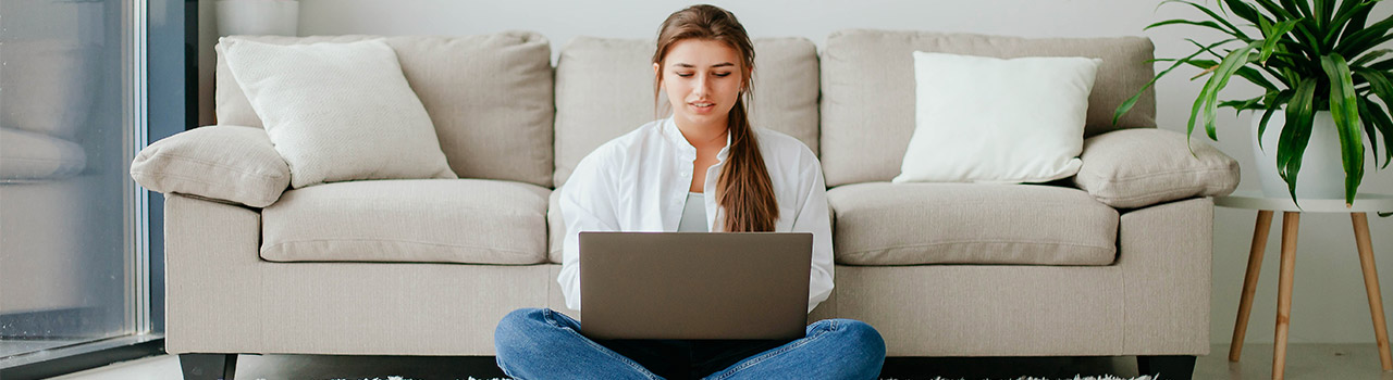 Diritto alla disconnessione: ragazza seduta per terra usa un computer