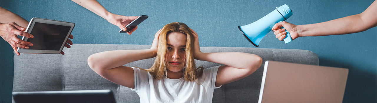 Diritto di disconnessione in Italia: i rischi dell'iper-connessione. Lavoratrice sotto stress