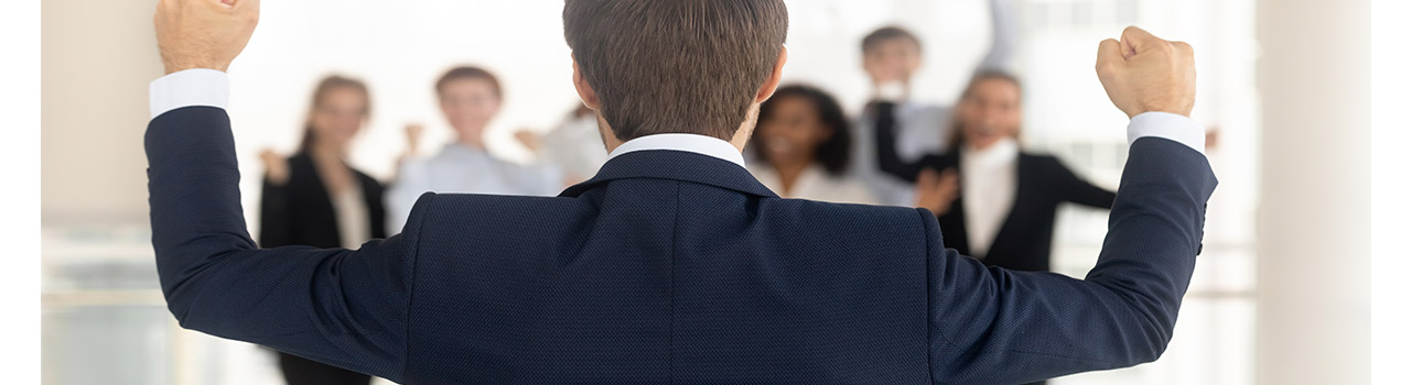 stile di leadership: CEO che celebra il successo con i dipendenti