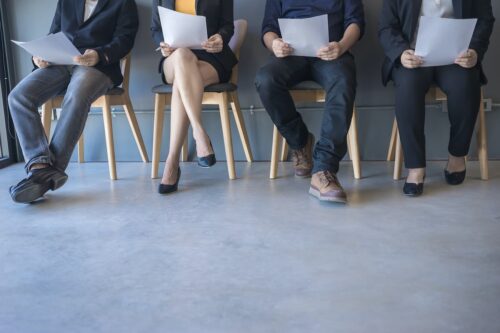 software per agenzie per il lavoro: persone che attendono con il cv in mano