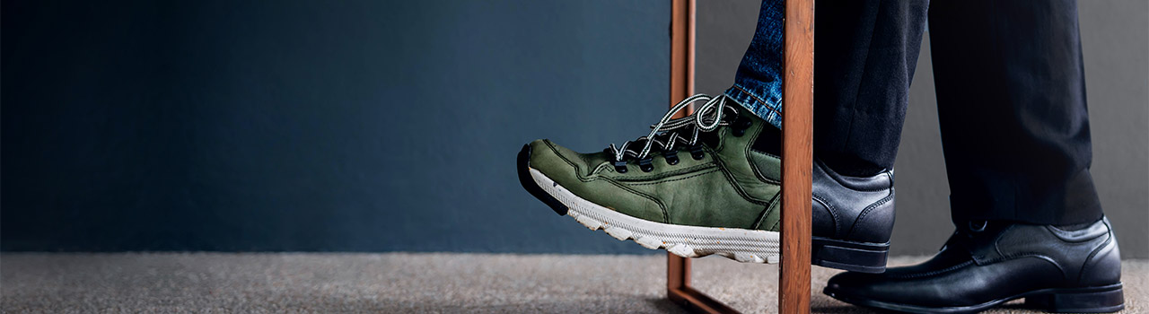 work life balance e welfare aziendale. Uomo d'affari che esce da una porta. passando da modalità lavoro a modalità relax