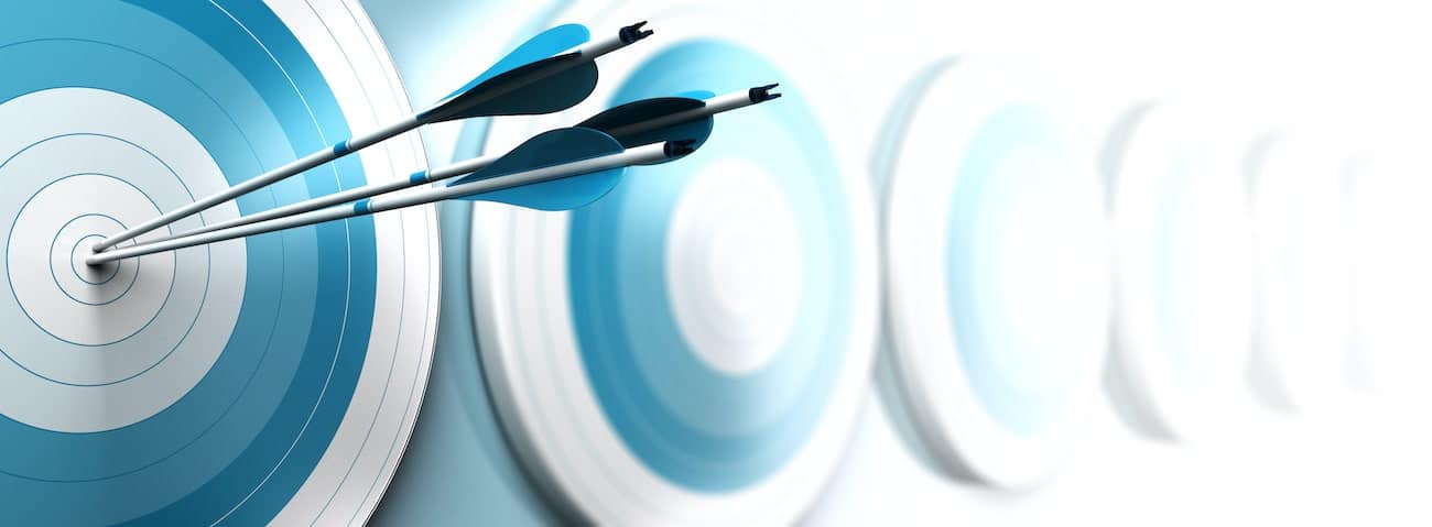 quali sono i benefit aziendali: immagine di bersagli con frecce a colpire il centro