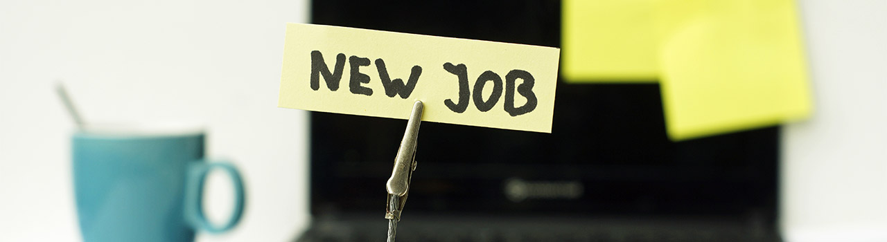 cos'è il job posting interno: computer con post it "new job"