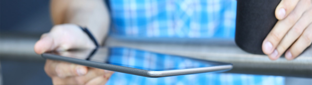 scheda valutazione personale dipendente: persona che compila la scheda dal tablet