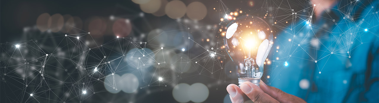 Knowledge Management: uomo ha in mano una lampadina accesa