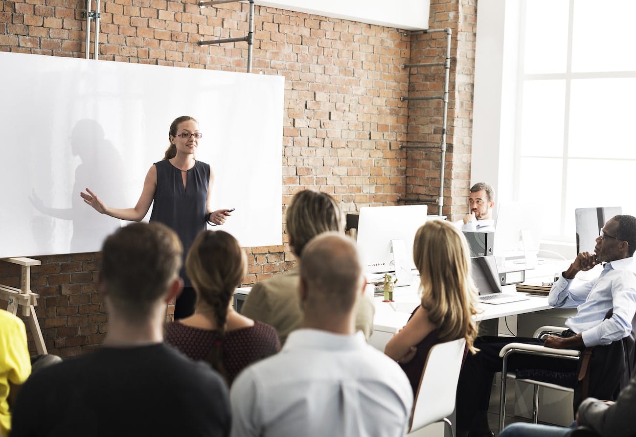 Abbattere i costi della formazione aziendale con la formazione finanziata formazione finanziata cos'è: insegnante in aula