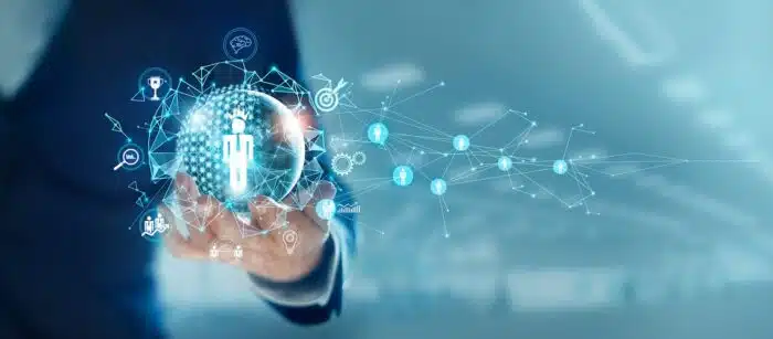 hr transformation: uomo ha in mano una sfera con dentro la sagoma di un uomo