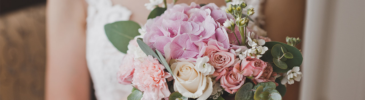 sposa tiene in mano un bouquet