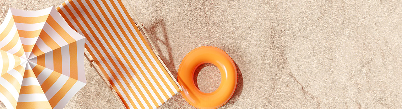 spiaggia, ombrellone e sdraio arancione e bianco, salvagente arancione