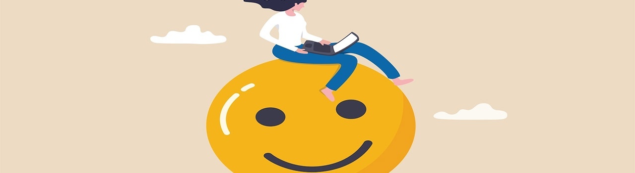 ragazza con pc siede su uno smile sorridente in cielo