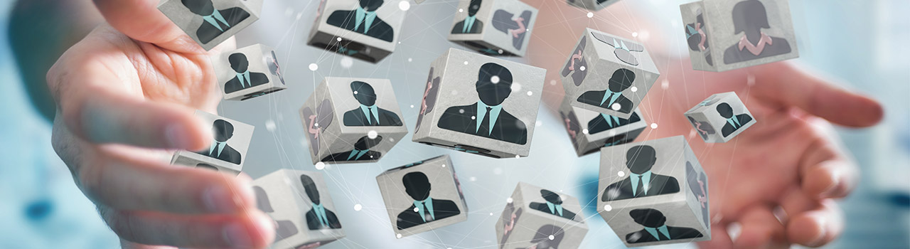 Le mani di un HR specialist che gestiscono le risorse umane dell'azienda