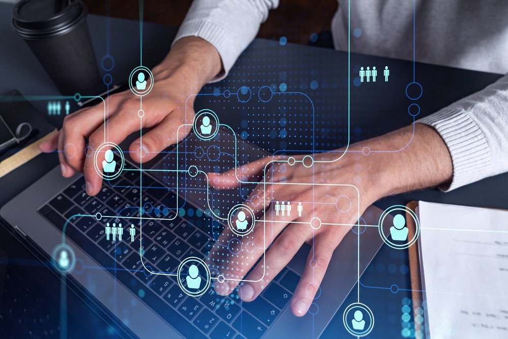 Le funzionalità indispensabili per una HR suite davvero efficace hr suite: persona che lavora al pc