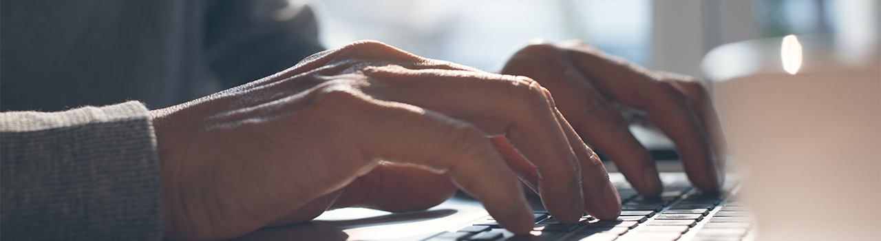 liquidazione tfr: persona che lavora al pc e usa la calcolatrice