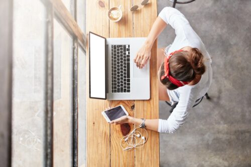 smart working significato: lavoratrice da remoto