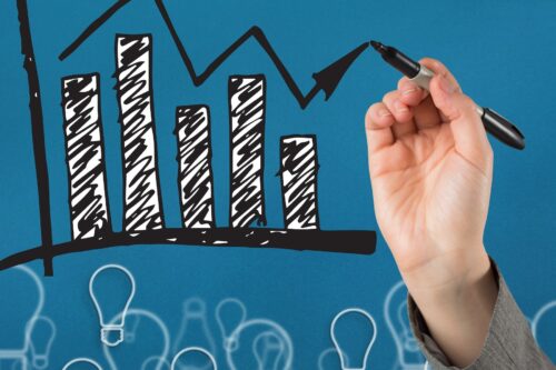 bilancio delle competenze: mano che disegna un grafico in aria