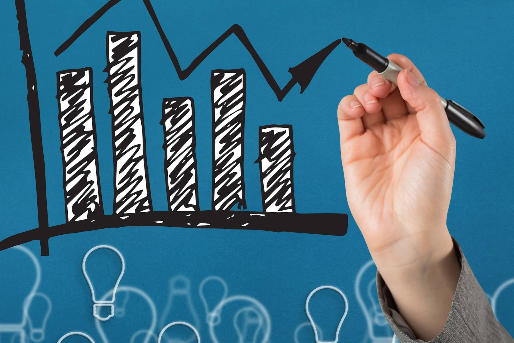 Cos’è il bilancio delle competenze aziendali che aumenta produttività e motivazione bilancio delle competenze: mano che disegna un grafico in aria