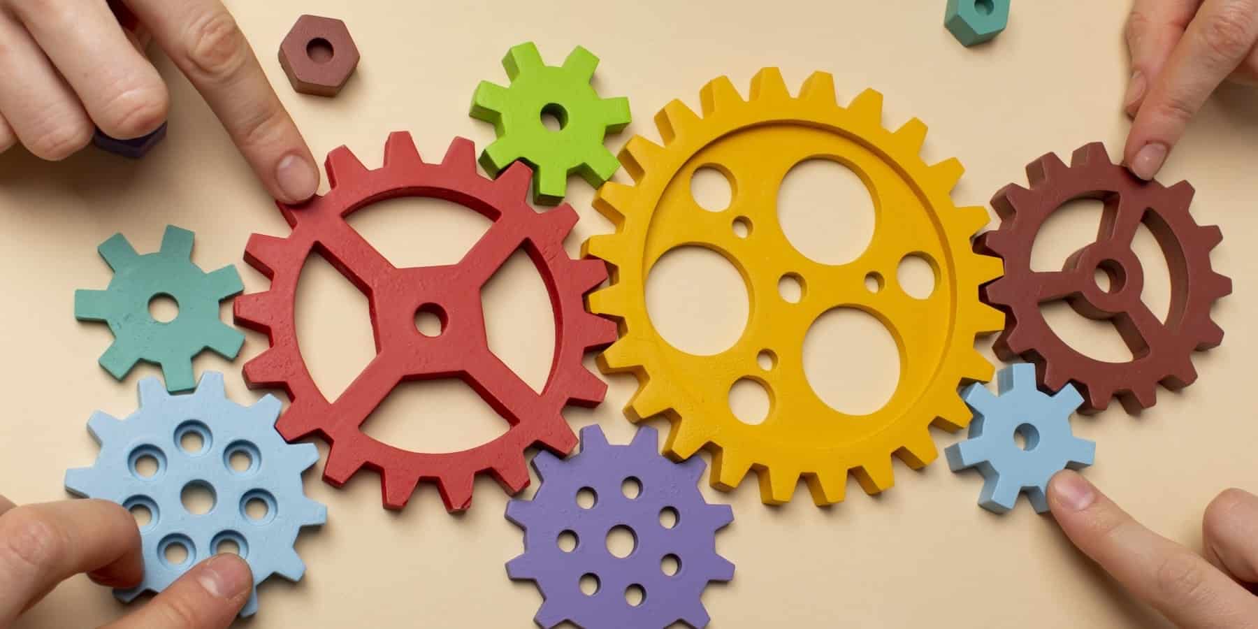 il work engagement: persone che avvicinano degli ingranaggi per creare un meccanismo perfetto