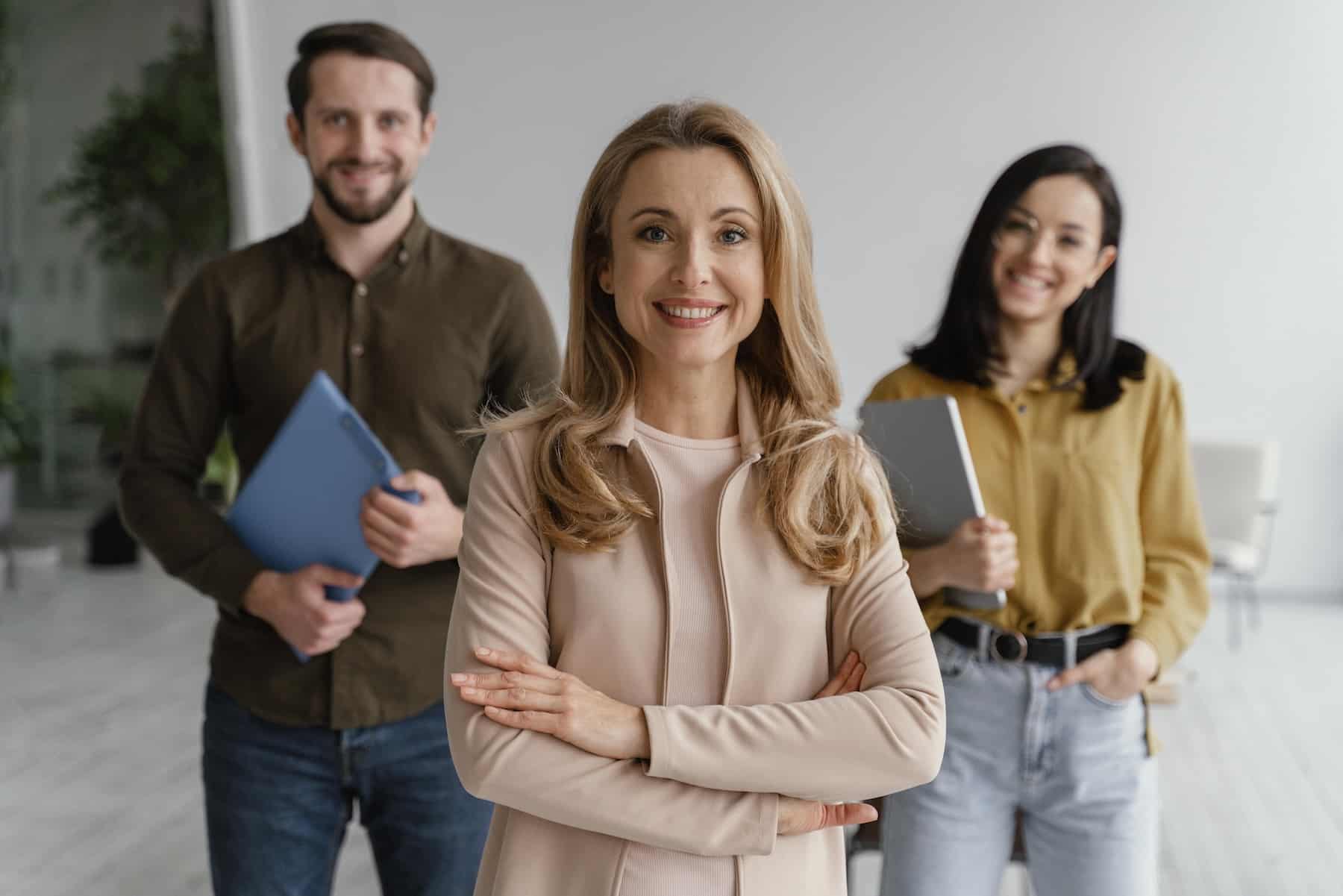 ferie non godute: figura HR che sorride di fronte a due dipendenti