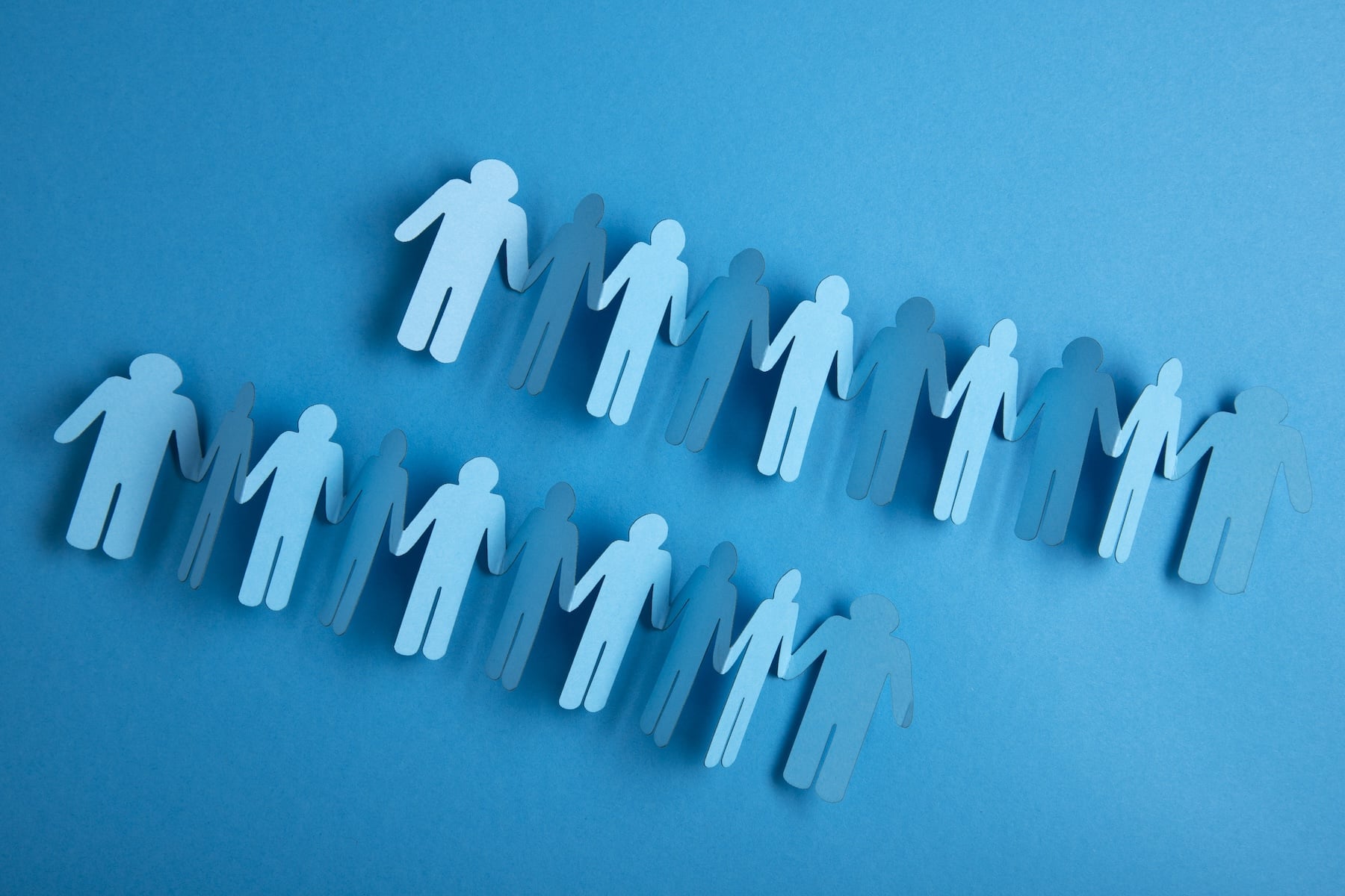 permessi non retribuiti: grafica con omini realizzati con la carta