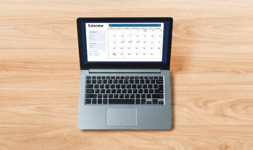turnazione di lavoro: immagine di pc aperto su un calendario