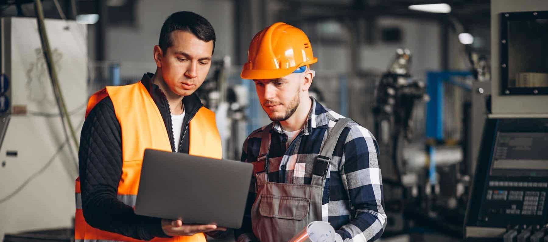 contratto di apprendistato retribuzione: apprendista metalmeccanico assieme al tutor aziendale