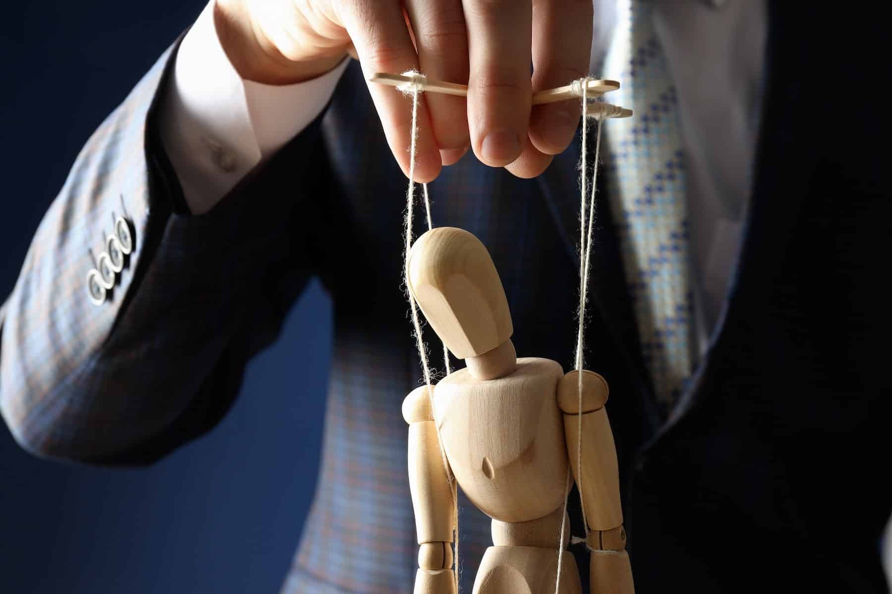 micromanager che esercita micromanaging sui dipendenti: boss che governa una marionetta