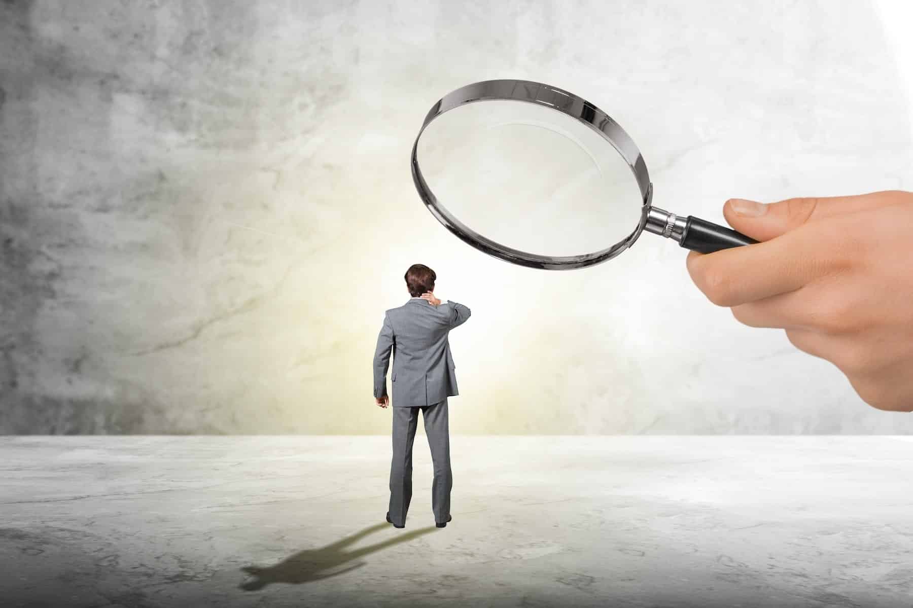 Cos’è il micromanaging e come riconoscere quando diventa dannoso per il team micromanaging: grafica di persona messa sotto una lente d'ingrandimento