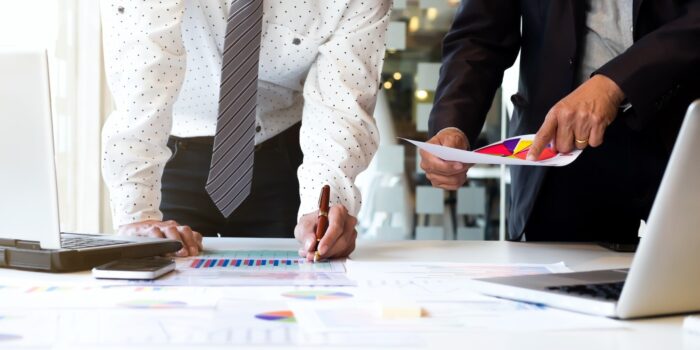 workforce planning e pianificazione della forza lavoro: due dipendenti che lavorano insieme