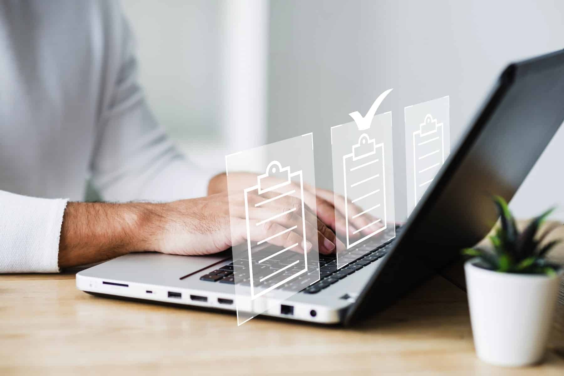 Gestione dei documenti aziendali: come digitalizzarla e semplificarla con un’App gestione documenti aziendali: persona che consulta materiale aziendale dal pc