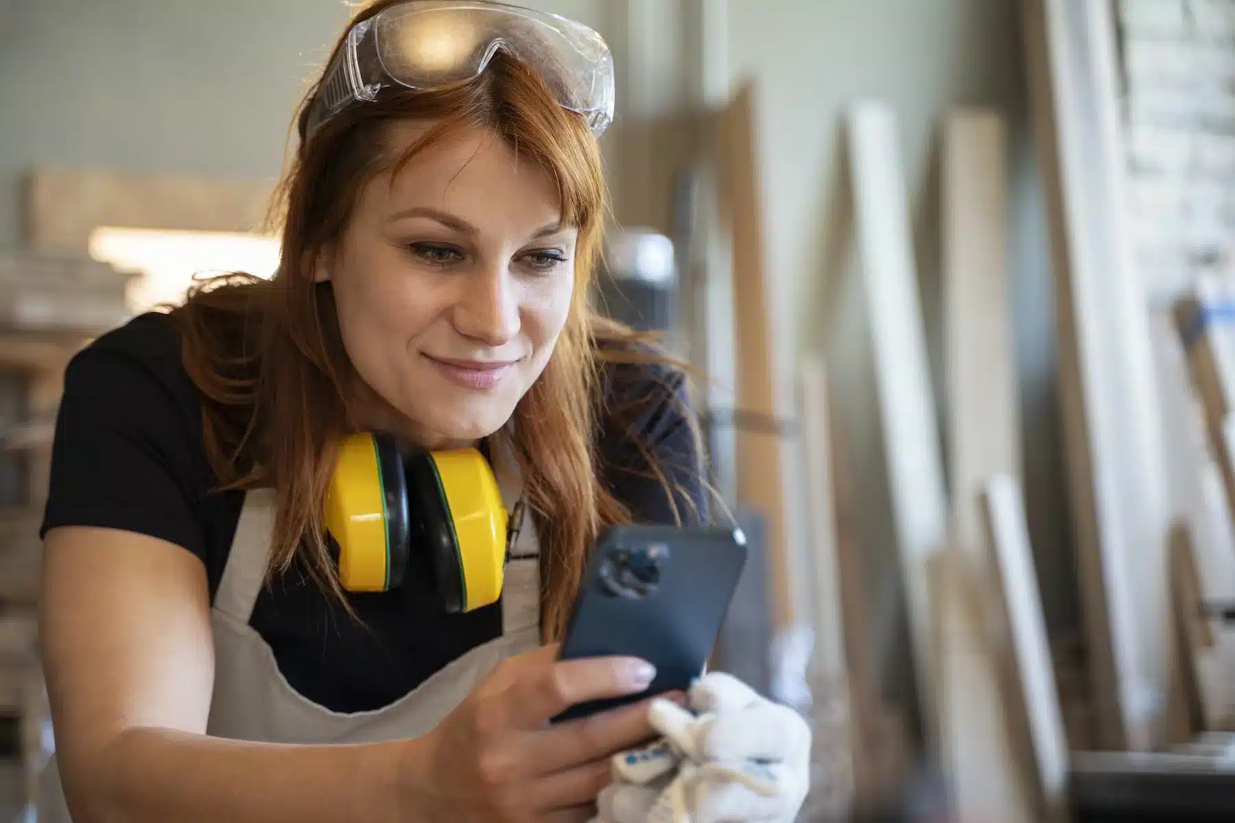 L’app per la gamification: scopri come aumentare l'engagement aziendale con il modulo Classifica di MyNet app gamification: operaia che utilizza app mynet