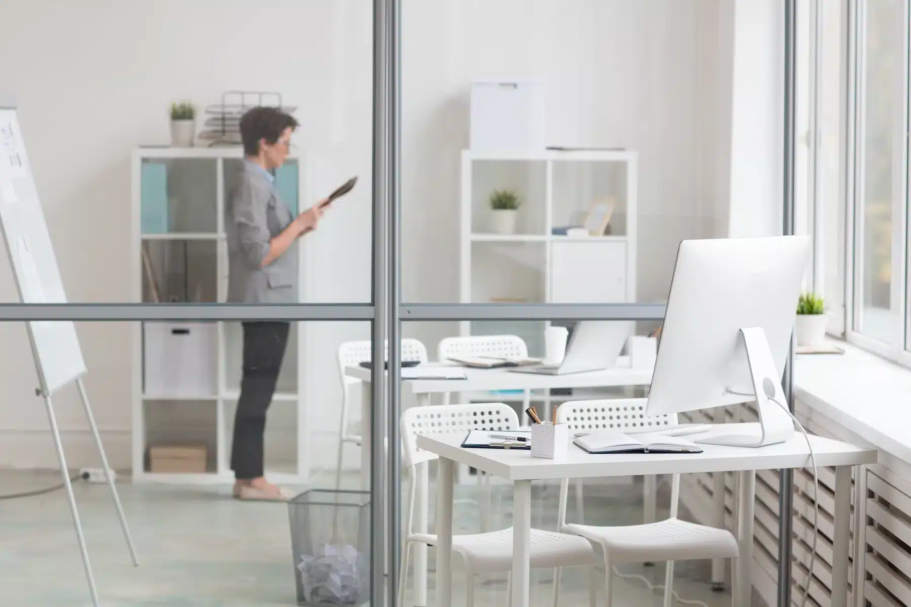 L’assenteismo sul lavoro: come ridurre questo serio ostacolo al successo aziendale assenteismo sul lavoro: lavoratrice, da sola, in ufficio