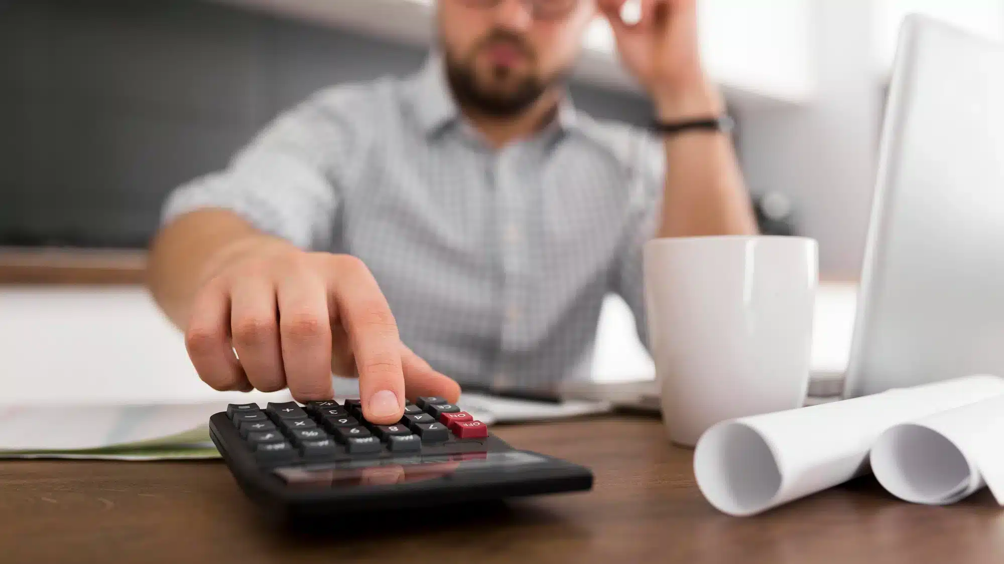 Tutto sulle detrazioni lavoro dipendente: calcoli e istruzioni pratiche detrazioni lavoro dipendente: persona che fa calcoli con la calcolatrice