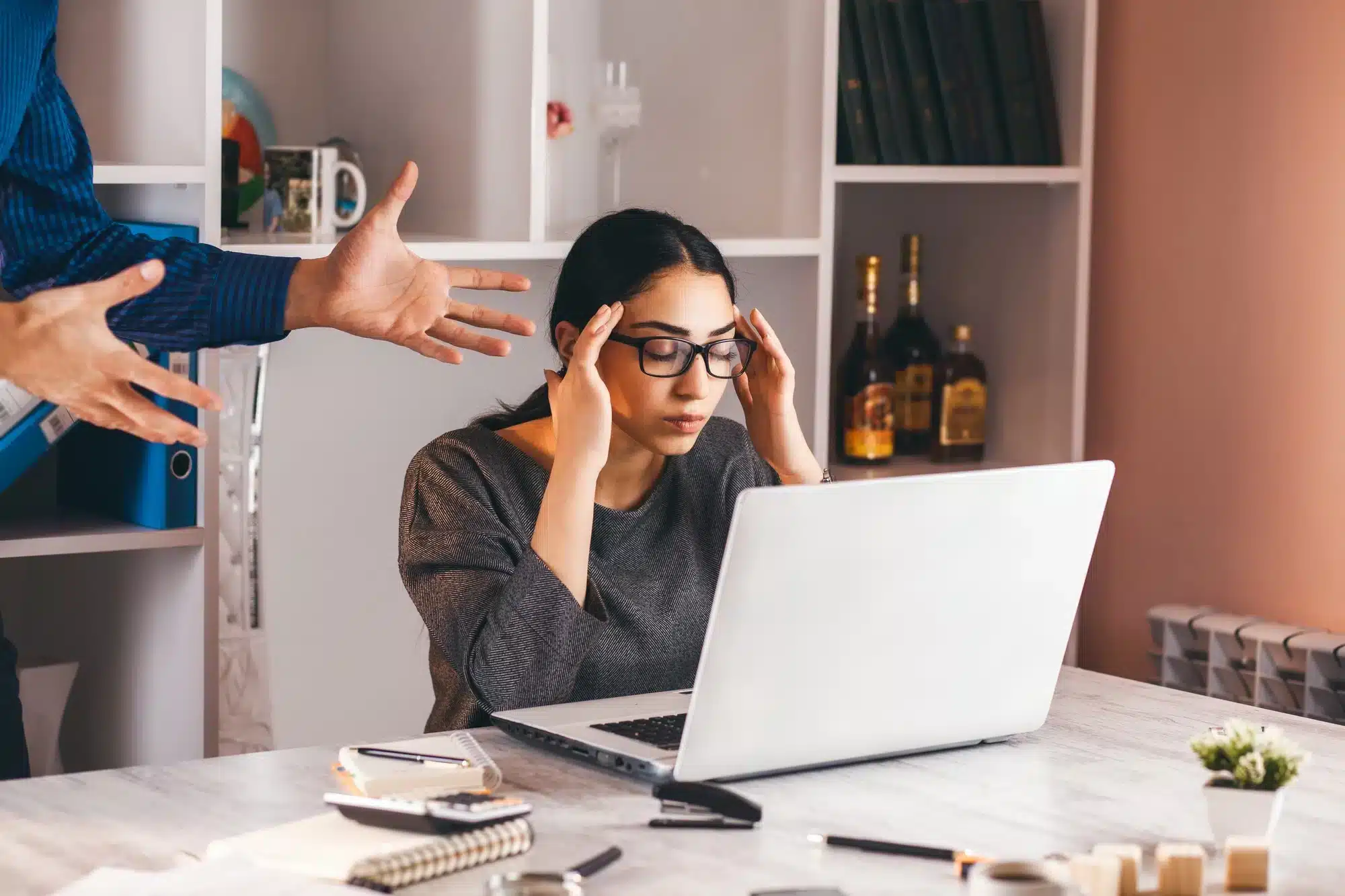 mobbing sul lavoro: lavoratrice che viene criticata dal manager