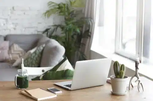 Remote working cs smart working: immagine di pc e tazza di caffè posati su una scrivania in casa