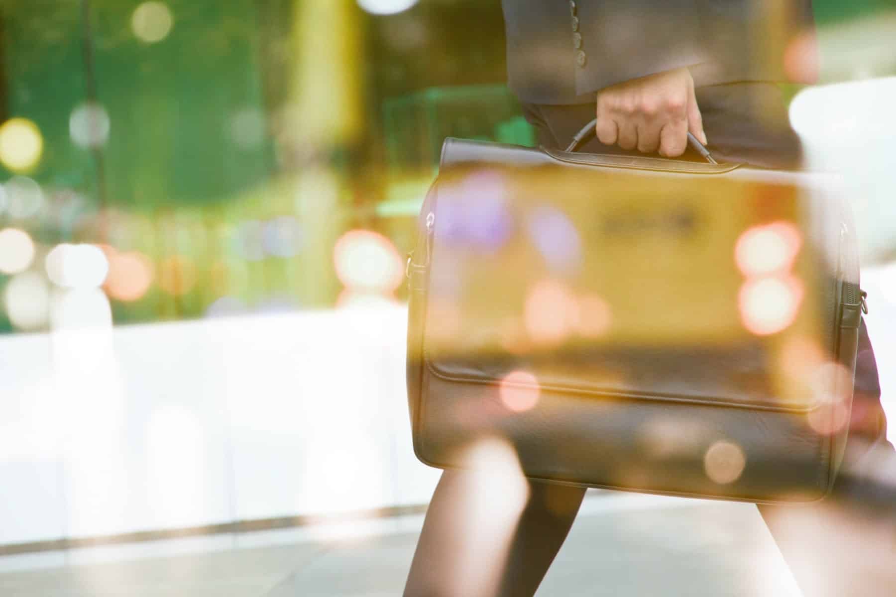 rimborso spesa forfettario: primo piano su valigetta di un professionista