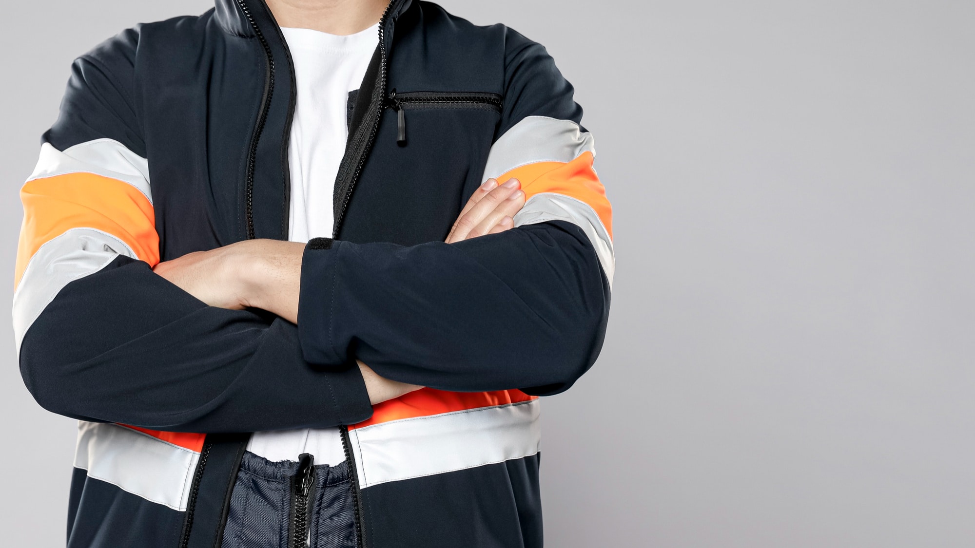 malattia professionale: lavoratore con braccia incrociate